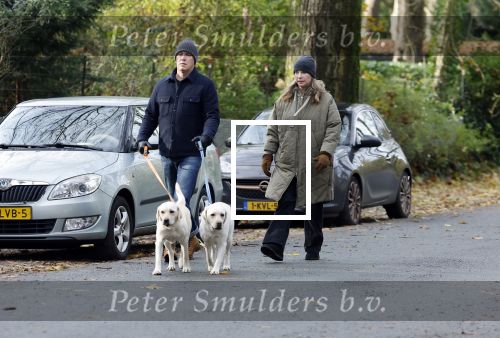 Huizen 24 november 2024
Linda de Mol en partner Jeroen Rietbergen aan het wandelen met hun 2 labradors / honden