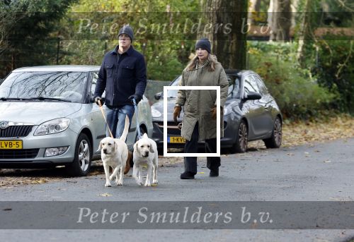 Huizen 24 november 2024
Linda de Mol en partner Jeroen Rietbergen aan het wandelen met hun 2 labradors / honden