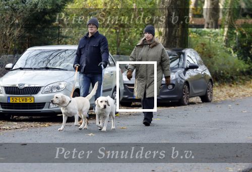 Huizen 24 november 2024
Linda de Mol en partner Jeroen Rietbergen aan het wandelen met hun 2 labradors / honden