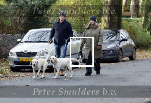 Huizen 24 november 2024
Linda de Mol en partner Jeroen Rietbergen aan het wandelen met hun 2 labradors / honden