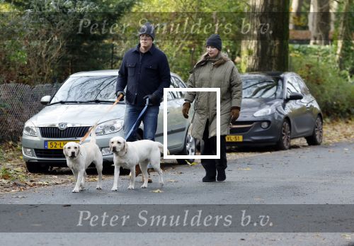 Huizen 24 november 2024
Linda de Mol en partner Jeroen Rietbergen aan het wandelen met hun 2 labradors / honden