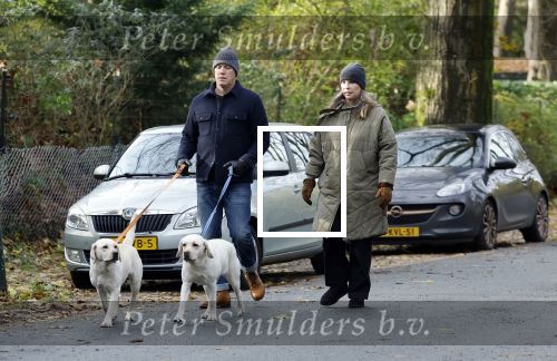 Huizen 24 november 2024
Linda de Mol en partner Jeroen Rietbergen aan het wandelen met hun 2 labradors / honden