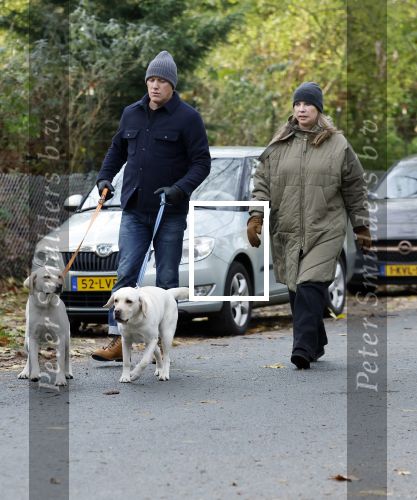 Huizen 24 november 2024
Linda de Mol en partner Jeroen Rietbergen aan het wandelen met hun 2 labradors / honden