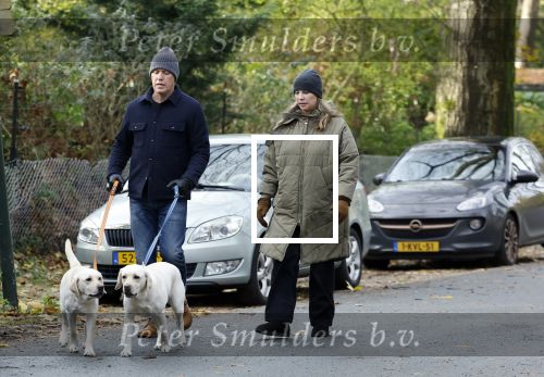 Huizen 24 november 2024
Linda de Mol en partner Jeroen Rietbergen aan het wandelen met hun 2 labradors / honden
