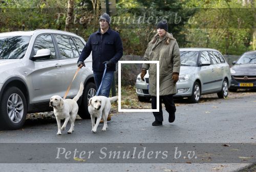 Huizen 24 november 2024
Linda de Mol en partner Jeroen Rietbergen aan het wandelen met hun 2 labradors / honden