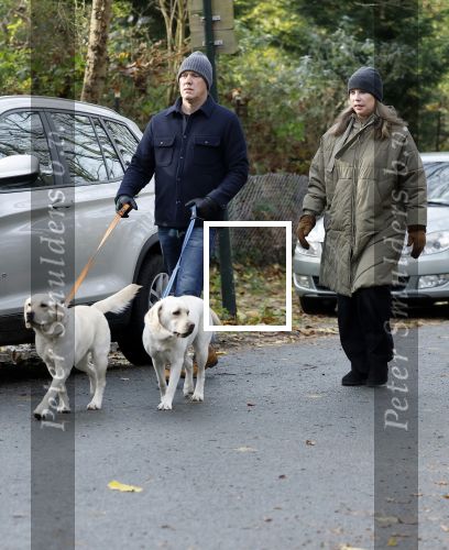 Huizen 24 november 2024
Linda de Mol en partner Jeroen Rietbergen aan het wandelen met hun 2 labradors / honden