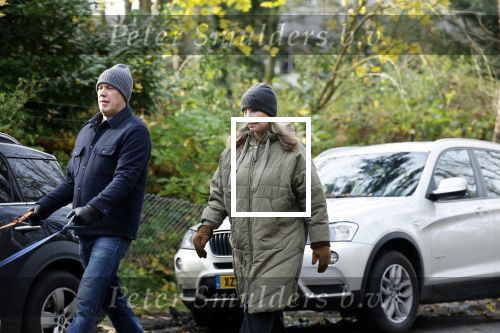 Huizen 24 november 2024
Linda de Mol en partner Jeroen Rietbergen aan het wandelen met hun 2 labradors / honden