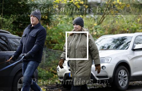 Huizen 24 november 2024
Linda de Mol en partner Jeroen Rietbergen aan het wandelen met hun 2 labradors / honden