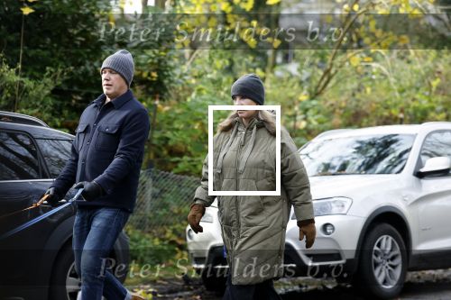 Huizen 24 november 2024
Linda de Mol en partner Jeroen Rietbergen aan het wandelen met hun 2 labradors / honden