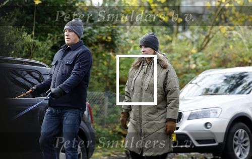 Huizen 24 november 2024
Linda de Mol en partner Jeroen Rietbergen aan het wandelen met hun 2 labradors / honden