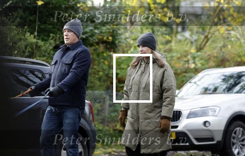 Huizen 24 november 2024
Linda de Mol en partner Jeroen Rietbergen aan het wandelen met hun 2 labradors / honden