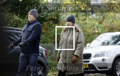 Huizen 24 november 2024
Linda de Mol en partner Jeroen Rietbergen aan het wandelen met hun 2 labradors / honden