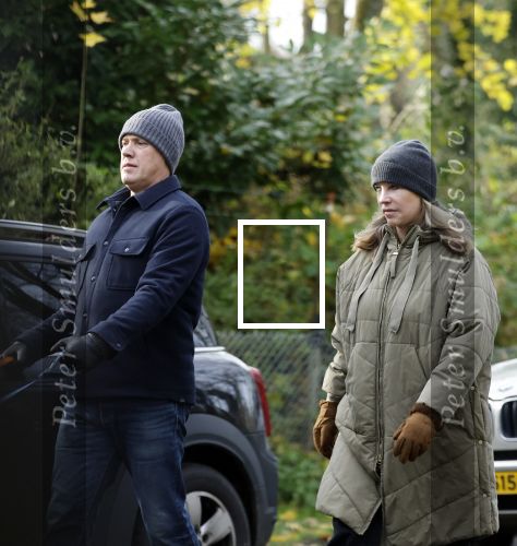 Huizen 24 november 2024
Linda de Mol en partner Jeroen Rietbergen aan het wandelen met hun 2 labradors / honden