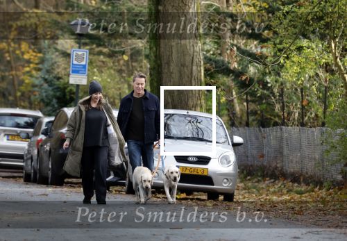 Huizen 24 november 2024
Linda de Mol en partner Jeroen Rietbergen aan het wandelen met hun 2 labradors / honden