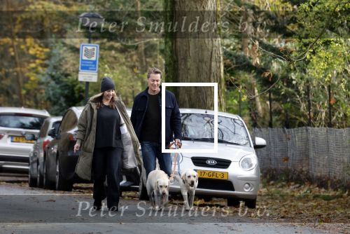 Huizen 24 november 2024
Linda de Mol en partner Jeroen Rietbergen aan het wandelen met hun 2 labradors / honden