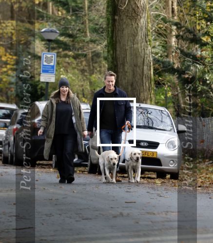 Huizen 24 november 2024
Linda de Mol en partner Jeroen Rietbergen aan het wandelen met hun 2 labradors / honden