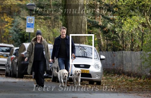 Huizen 24 november 2024
Linda de Mol en partner Jeroen Rietbergen aan het wandelen met hun 2 labradors / honden
