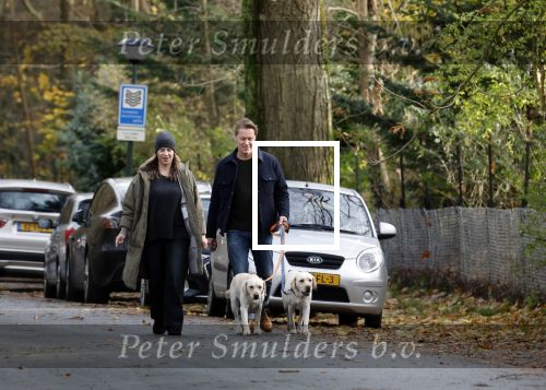 Huizen 24 november 2024
Linda de Mol en partner Jeroen Rietbergen aan het wandelen met hun 2 labradors / honden