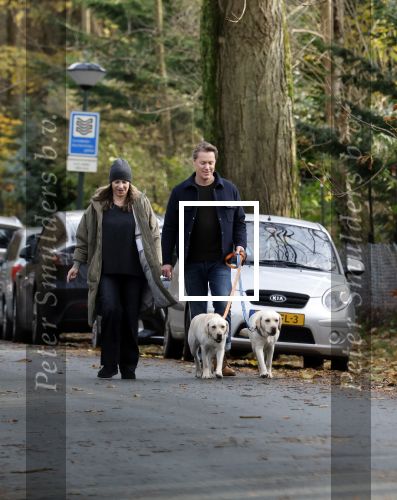 Huizen 24 november 2024
Linda de Mol en partner Jeroen Rietbergen aan het wandelen met hun 2 labradors / honden