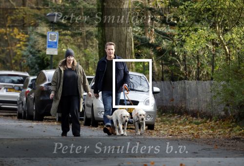 Huizen 24 november 2024
Linda de Mol en partner Jeroen Rietbergen aan het wandelen met hun 2 labradors / honden