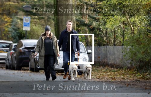 Huizen 24 november 2024
Linda de Mol en partner Jeroen Rietbergen aan het wandelen met hun 2 labradors / honden