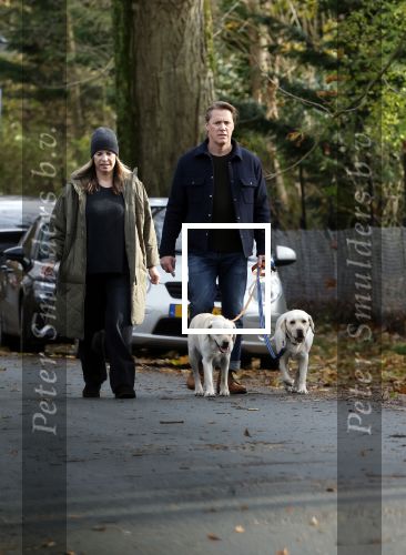 Huizen 24 november 2024
Linda de Mol en partner Jeroen Rietbergen aan het wandelen met hun 2 labradors / honden