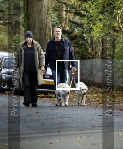 Huizen 24 november 2024
Linda de Mol en partner Jeroen Rietbergen aan het wandelen met hun 2 labradors / honden