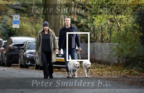 Huizen 24 november 2024
Linda de Mol en partner Jeroen Rietbergen aan het wandelen met hun 2 labradors / honden