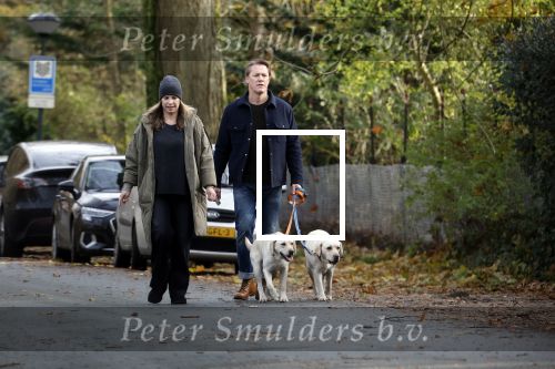 Huizen 24 november 2024
Linda de Mol en partner Jeroen Rietbergen aan het wandelen met hun 2 labradors / honden