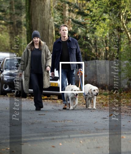 Huizen 24 november 2024
Linda de Mol en partner Jeroen Rietbergen aan het wandelen met hun 2 labradors / honden