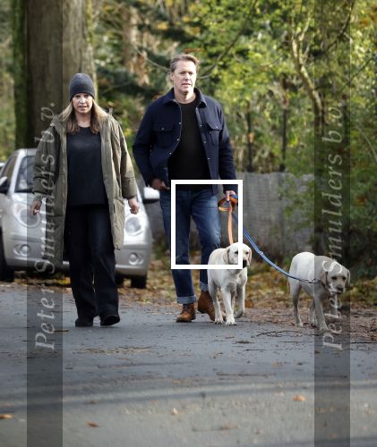 Huizen 24 november 2024
Linda de Mol en partner Jeroen Rietbergen aan het wandelen met hun 2 labradors / honden