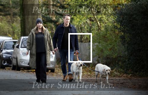 Huizen 24 november 2024
Linda de Mol en partner Jeroen Rietbergen aan het wandelen met hun 2 labradors / honden