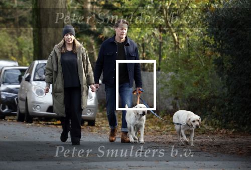 Huizen 24 november 2024
Linda de Mol en partner Jeroen Rietbergen aan het wandelen met hun 2 labradors / honden