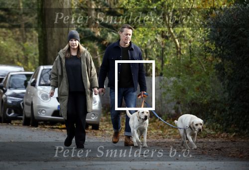 Huizen 24 november 2024
Linda de Mol en partner Jeroen Rietbergen aan het wandelen met hun 2 labradors / honden