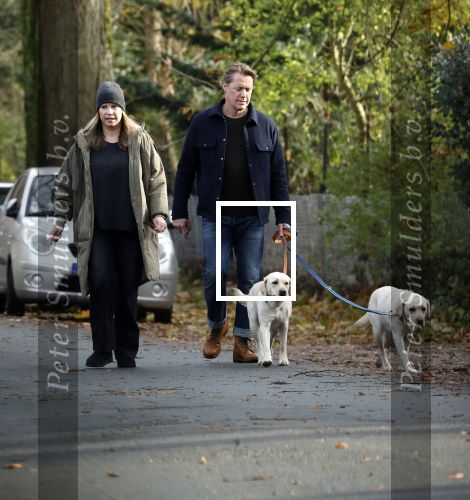 Huizen 24 november 2024
Linda de Mol en partner Jeroen Rietbergen aan het wandelen met hun 2 labradors / honden