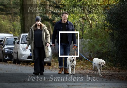 Huizen 24 november 2024
Linda de Mol en partner Jeroen Rietbergen aan het wandelen met hun 2 labradors / honden