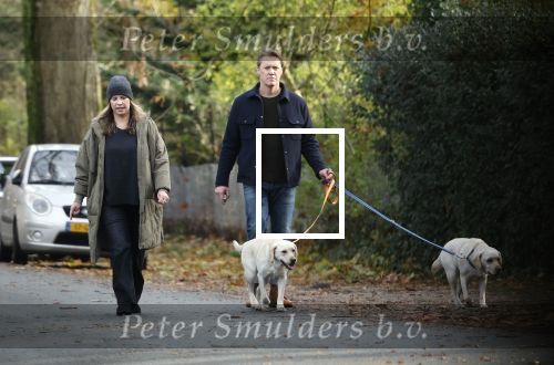Huizen 24 november 2024
Linda de Mol en partner Jeroen Rietbergen aan het wandelen met hun 2 labradors / honden