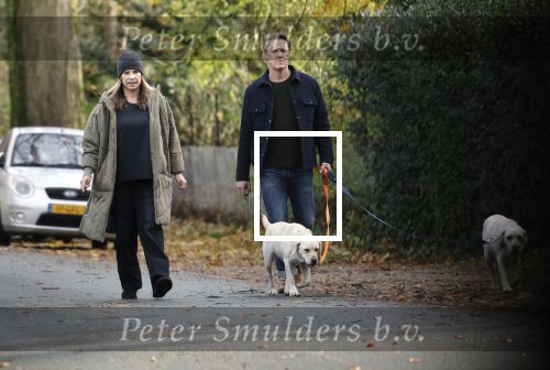 Huizen 24 november 2024
Linda de Mol en partner Jeroen Rietbergen aan het wandelen met hun 2 labradors / honden