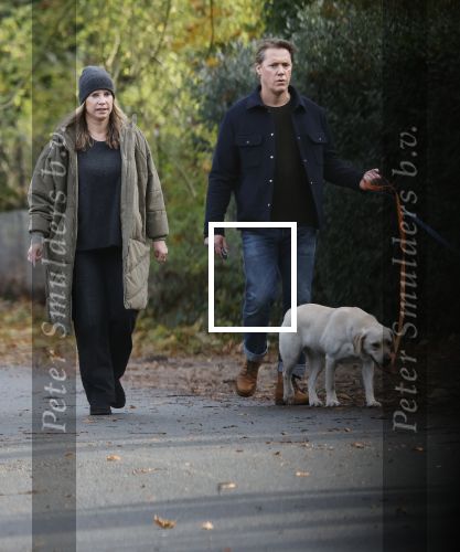 Huizen 24 november 2024
Linda de Mol en partner Jeroen Rietbergen aan het wandelen met hun 2 labradors / honden