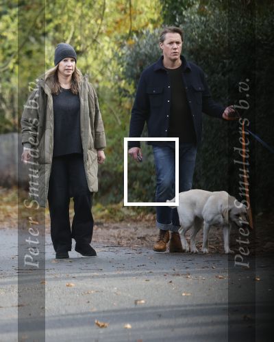 Huizen 24 november 2024
Linda de Mol en partner Jeroen Rietbergen aan het wandelen met hun 2 labradors / honden