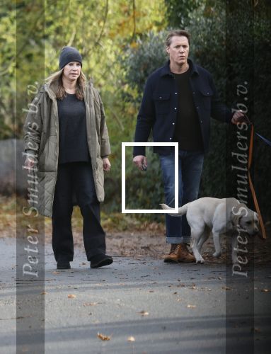 Huizen 24 november 2024
Linda de Mol en partner Jeroen Rietbergen aan het wandelen met hun 2 labradors / honden