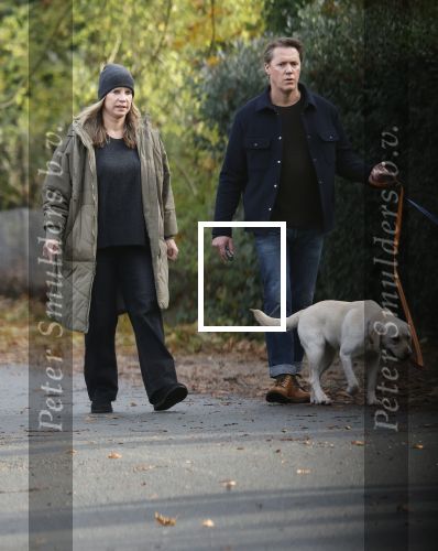 Huizen 24 november 2024
Linda de Mol en partner Jeroen Rietbergen aan het wandelen met hun 2 labradors / honden