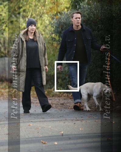 Huizen 24 november 2024
Linda de Mol en partner Jeroen Rietbergen aan het wandelen met hun 2 labradors / honden