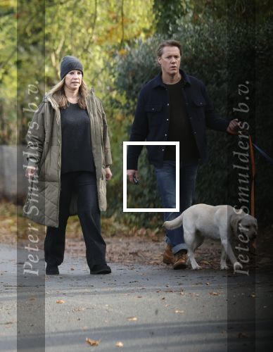 Huizen 24 november 2024
Linda de Mol en partner Jeroen Rietbergen aan het wandelen met hun 2 labradors / honden