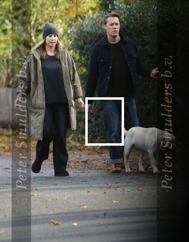 Huizen 24 november 2024
Linda de Mol en partner Jeroen Rietbergen aan het wandelen met hun 2 labradors / honden