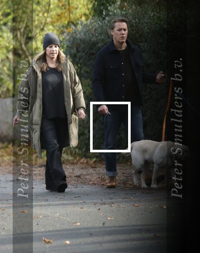 Huizen 24 november 2024
Linda de Mol en partner Jeroen Rietbergen aan het wandelen met hun 2 labradors / honden