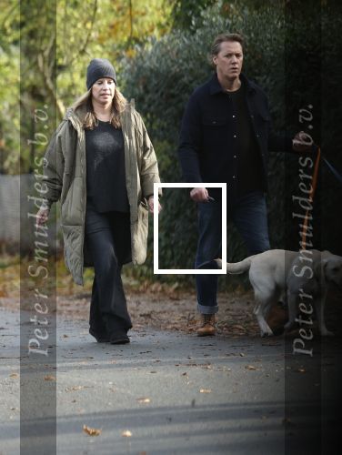 Huizen 24 november 2024
Linda de Mol en partner Jeroen Rietbergen aan het wandelen met hun 2 labradors / honden
