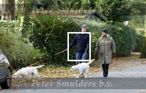 Huizen 24 november 2024
Linda de Mol en partner Jeroen Rietbergen aan het wandelen met hun 2 labradors / honden