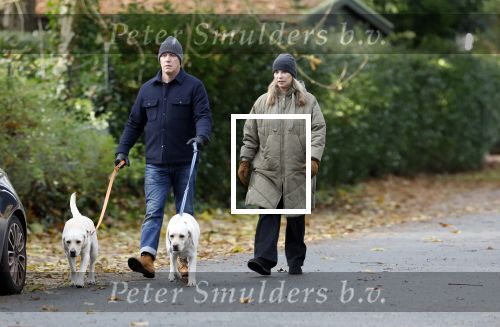 Huizen 24 november 2024
Linda de Mol en partner Jeroen Rietbergen aan het wandelen met hun 2 labradors / honden