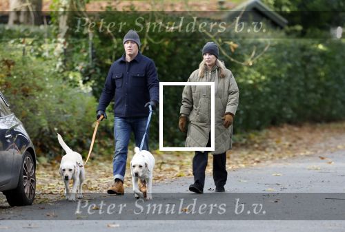 Huizen 24 november 2024
Linda de Mol en partner Jeroen Rietbergen aan het wandelen met hun 2 labradors / honden